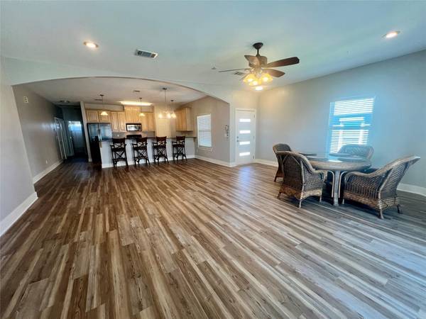 105 Pelican ST, Port O'connor, TX 77982