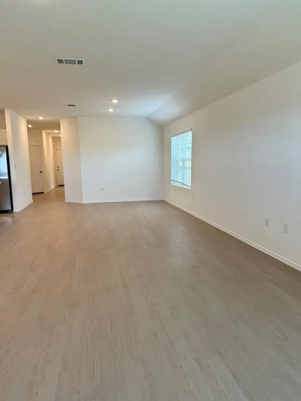 106 Camargue Dr, Hutto, TX 78634