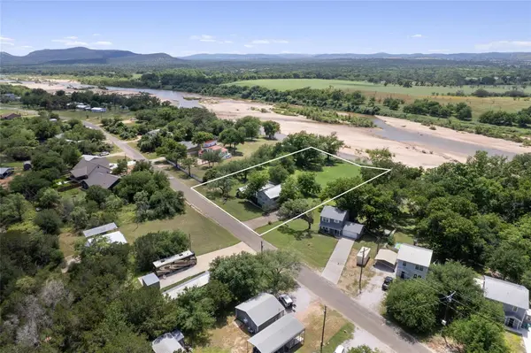6448 River Oaks DR, Kingsland, TX 78639