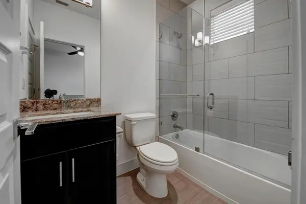 1300 Walnut Ave #B, Austin, TX 78702
