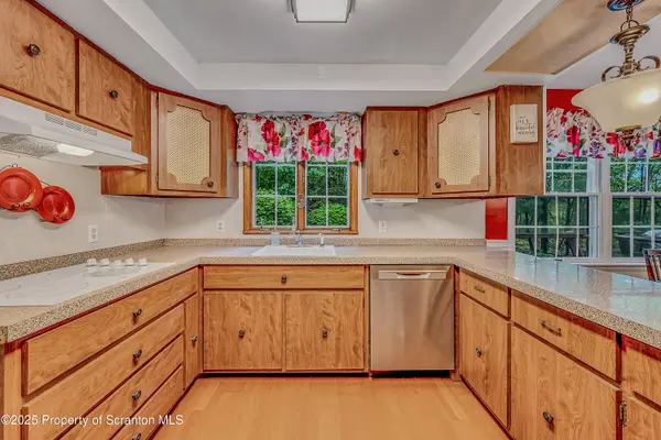 304 Sunset Rd, Roaring Brook Twp, PA 18444