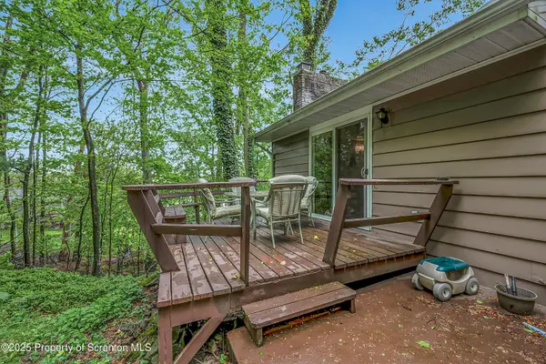 304 Sunset Rd, Roaring Brook Twp, PA 18444