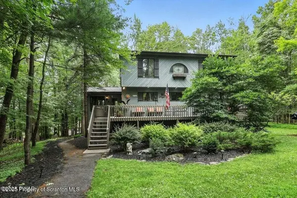 57 Woodcrest LN, Lake Ariel, PA 18436