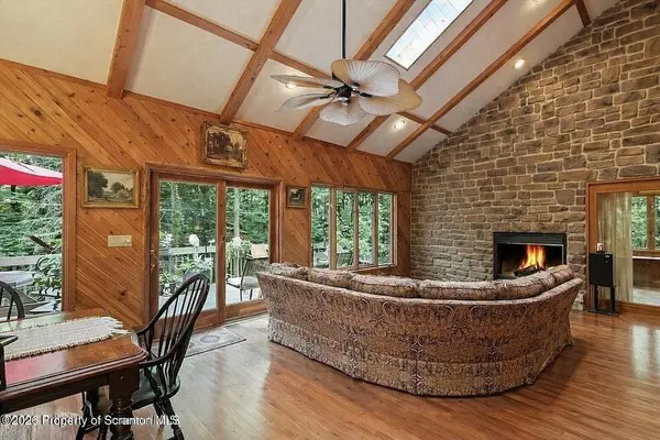 57 Woodcrest LN, Lake Ariel, PA 18436