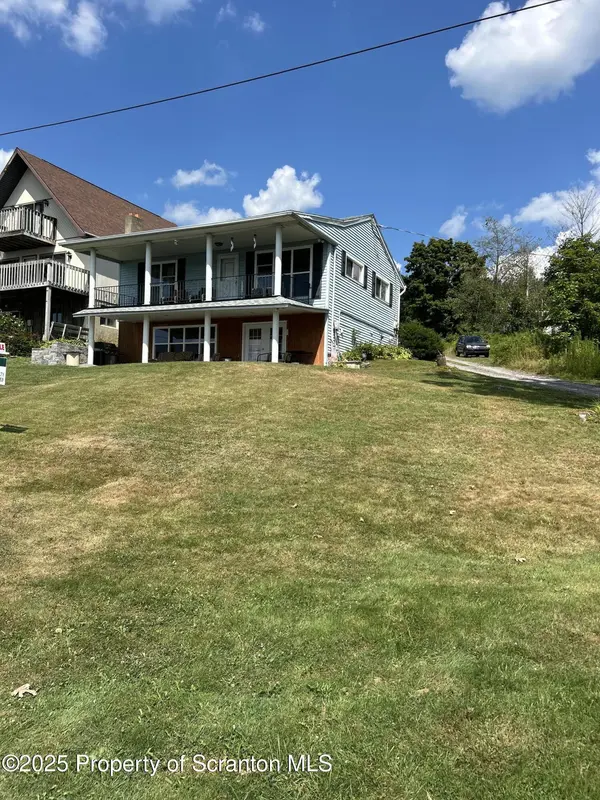 41 Lakefront LN, Scott Twp, PA 18433