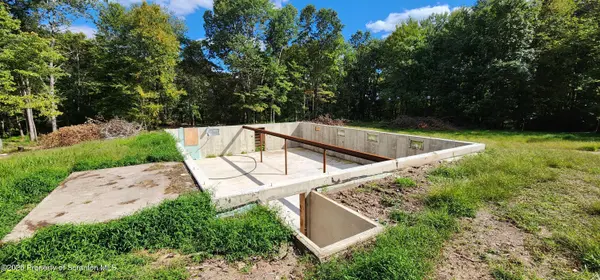 42 Long LN, Falls, PA 18615
