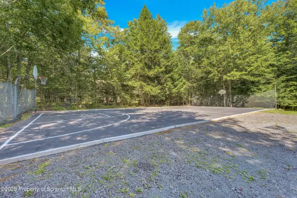 119 Hemlock CIR, Gouldsboro, PA 18424