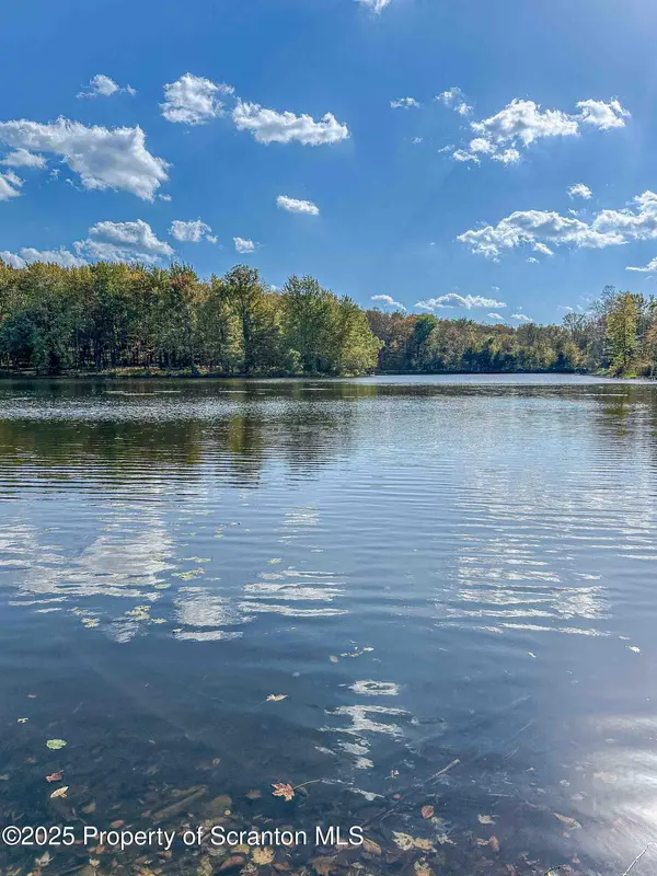40 Lake Loretta DR, Jefferson Twp, PA 18436