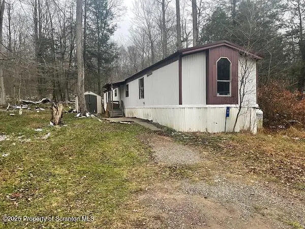 69 Robin LN, Clifton Twp, PA 18424