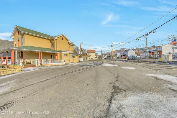 411 Chestnut ST, Dunmore, PA 18512