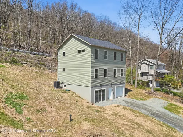 7 1/2 LakeView DR,  Tunkhannock,  PA 18657