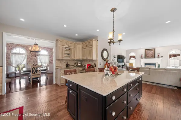 9 Oneill DR, Moosic, PA 18507