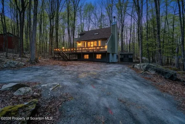 10 Garden DR, Lake Ariel, PA 18436