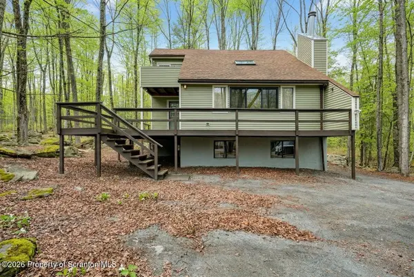 10 Garden DR, Lake Ariel, PA 18436