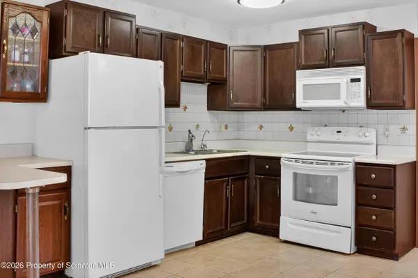 211 Falls CIR, Bushkill, PA 18324