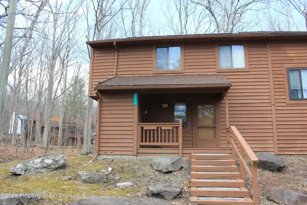 211 Falls CIR, Bushkill, PA 18324