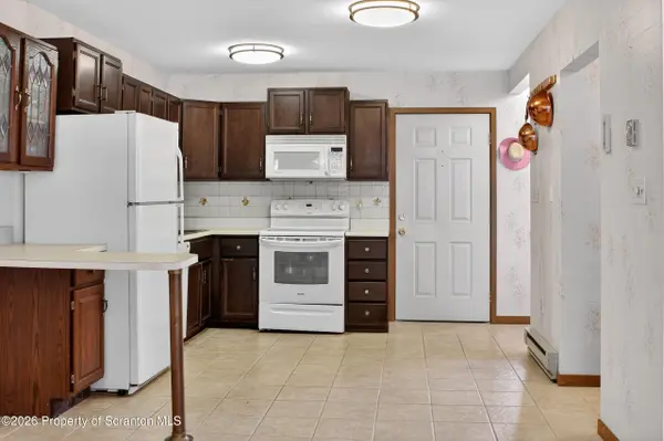 211 Falls CIR, Bushkill, PA 18324