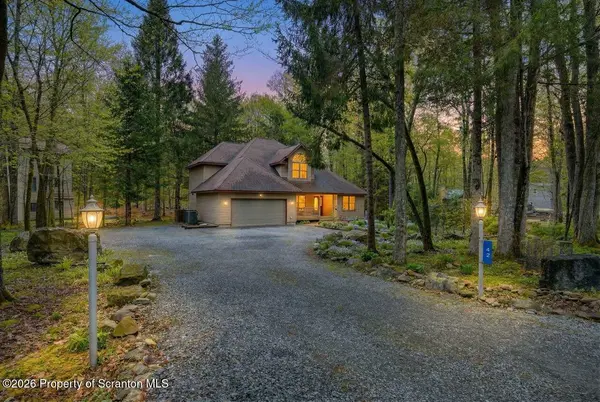 42 Wildflower CIR, Gouldsboro, PA 18424