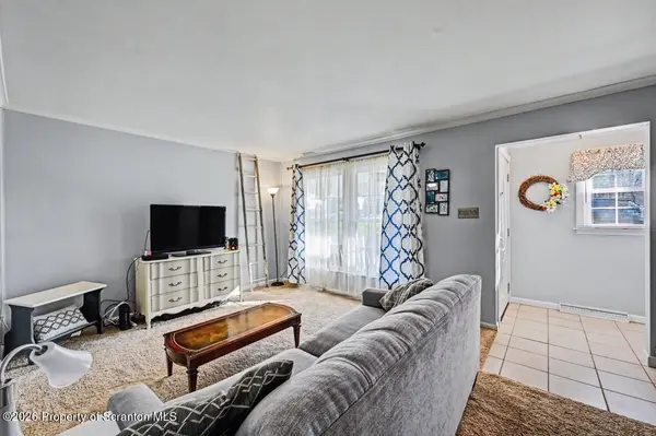 109 Townhouse PL, Roaring Brook Twp, PA 18444