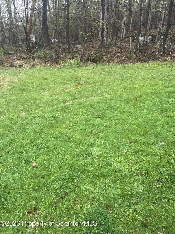 Ash LN, Lake Winola, PA 18625