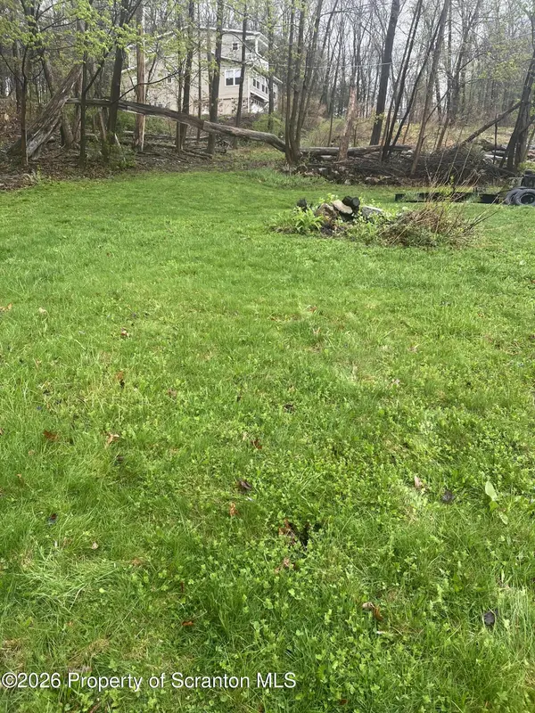 Ash LN, Lake Winola, PA 18625