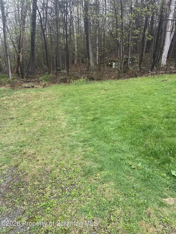 Ash LN, Lake Winola, PA 18625