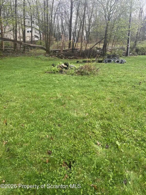 Ash LN, Lake Winola, PA 18625