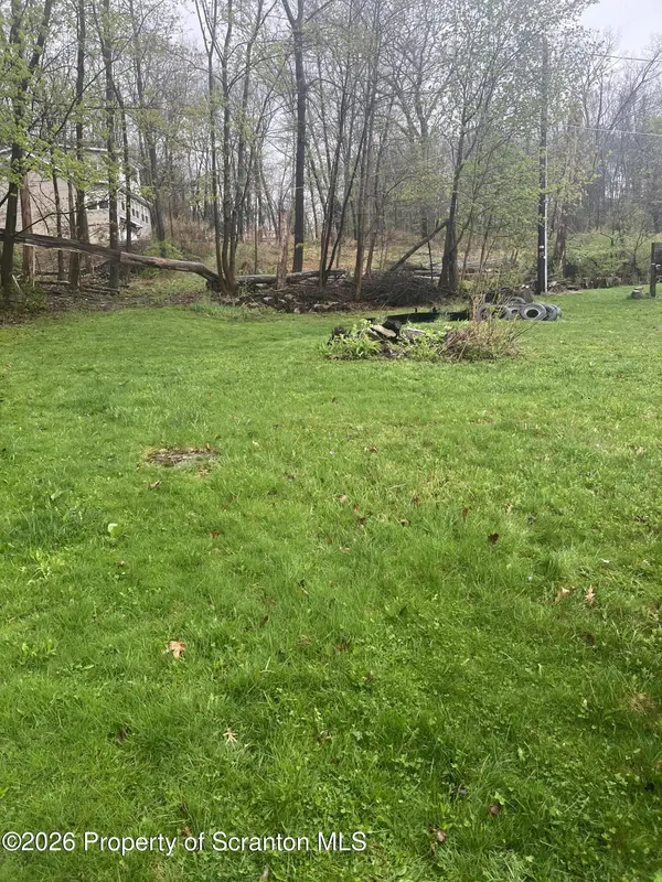 Ash LN, Lake Winola, PA 18625