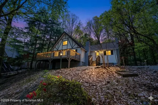 138 Sandstone DR, Dingmans Ferry, PA 18328