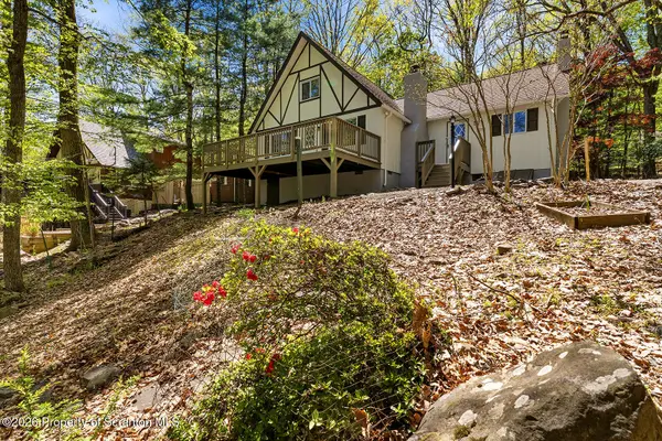 138 Sandstone DR, Dingmans Ferry, PA 18328