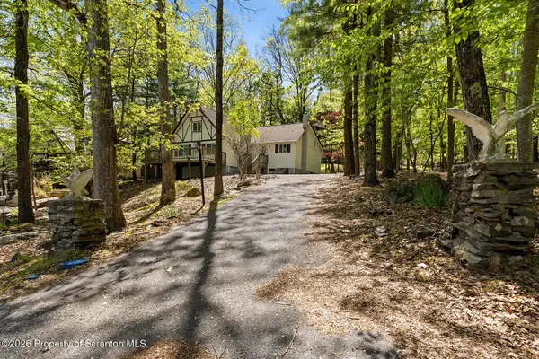 138 Sandstone DR, Dingmans Ferry, PA 18328