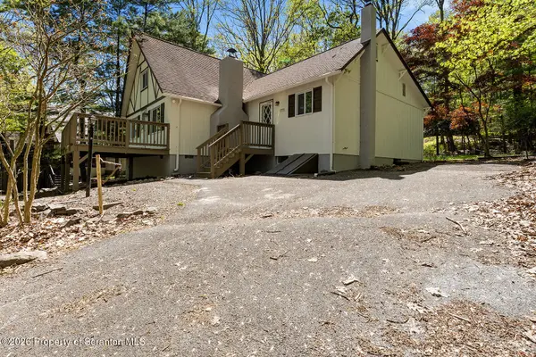 138 Sandstone DR, Dingmans Ferry, PA 18328