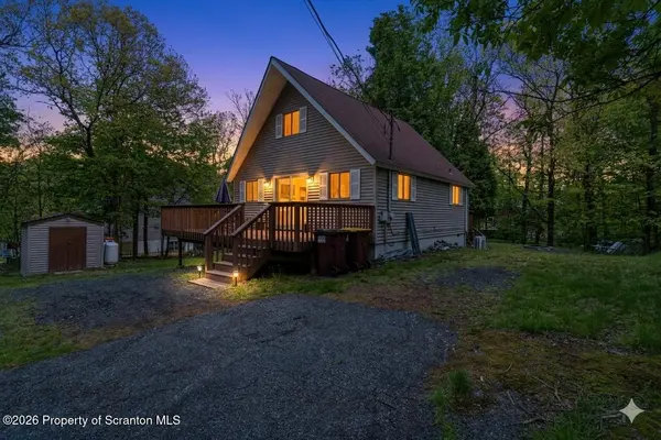 127 Sandstone DR, Dingmans Ferry, PA 18328