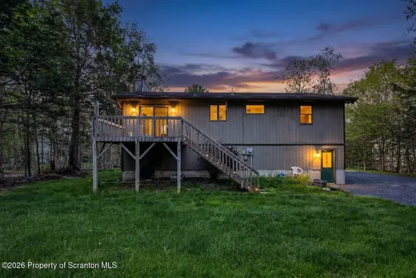 11 Bass CT, Gouldsboro, PA 18424