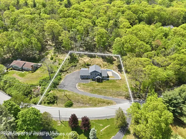 300 Gumbletown RD, Paupack, PA 18451
