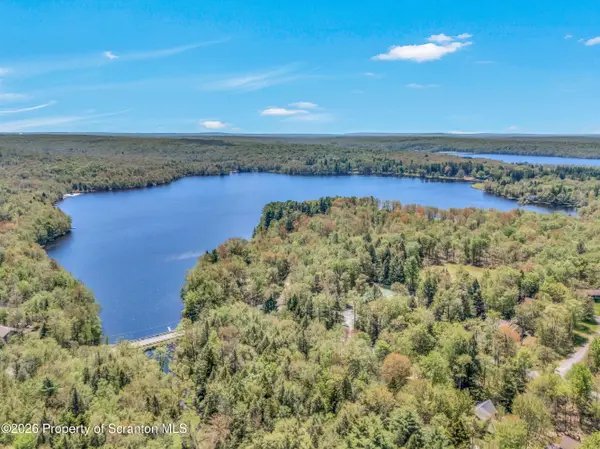 67 Bender RD, Gouldsboro, PA 18424