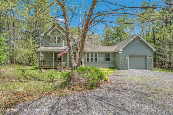67 Bender RD, Gouldsboro, PA 18424