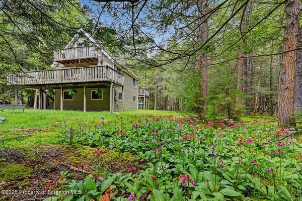 112 Thomas LN, Gouldsboro, PA 18424