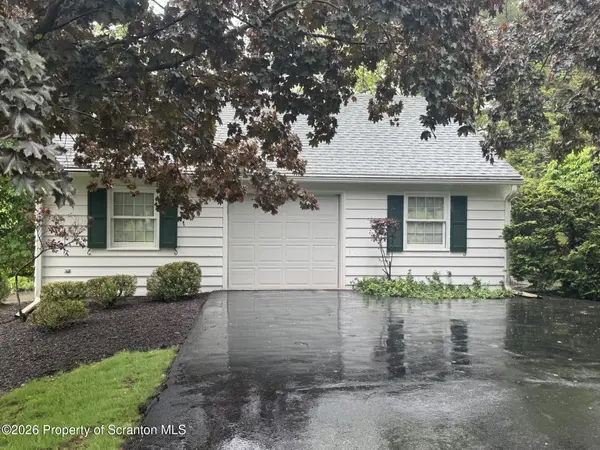 14 Orchard LN, Sugarloaf, PA 18249
