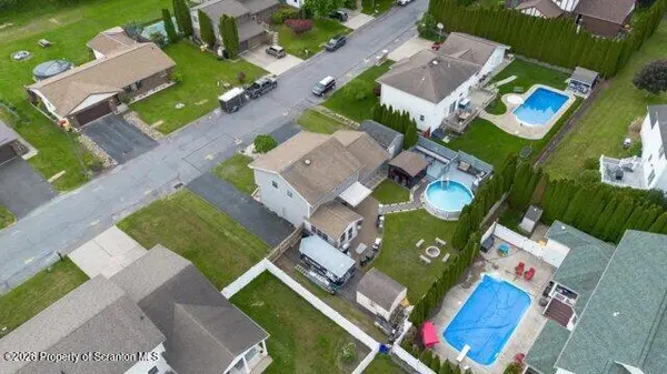 1335 Hampton DR, Archbald, PA 18403