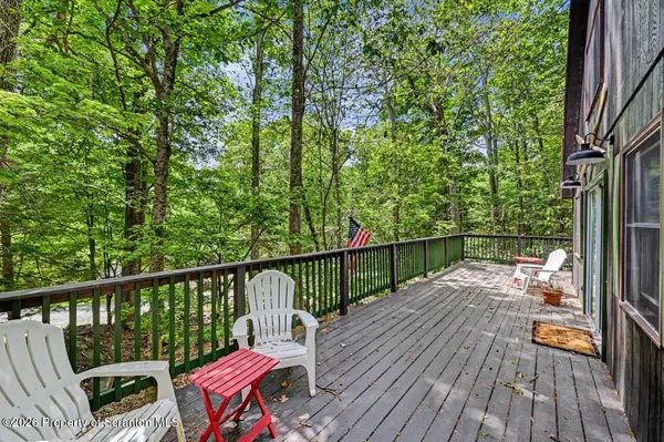 1031 Canary LN, Lake Ariel, PA 18436