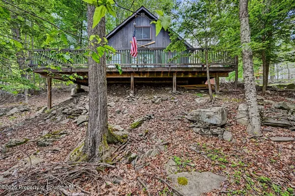 1031 Canary LN, Lake Ariel, PA 18436