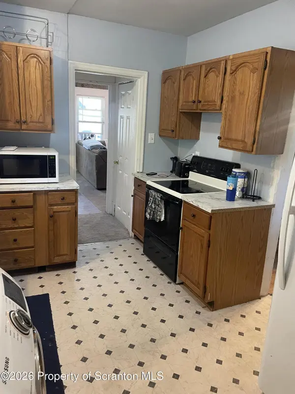 6 Oak AVE, Carbondale, PA 18407