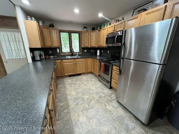 10 Tamarack DR, Gouldsboro, PA 18424