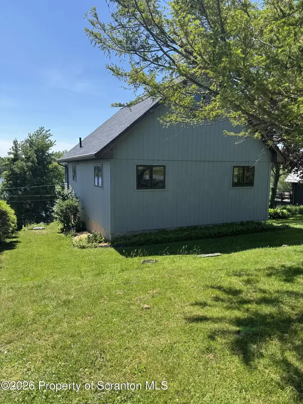 33 Lakefront LN, Scott Twp, PA 18433