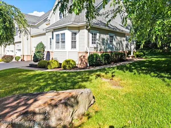 35 Sharon DR, Moosic, PA 18507