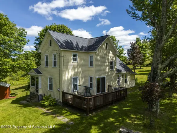 52 Stanton DR, Waymart, PA 18472