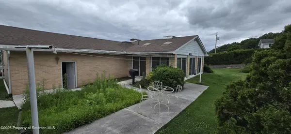 302 Cor Sunset & Roberts DR, Dickson City, PA 18519