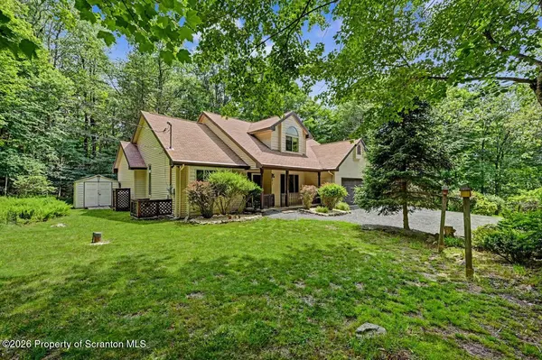 6 Blue Jay LN, Gouldsboro, PA 18424