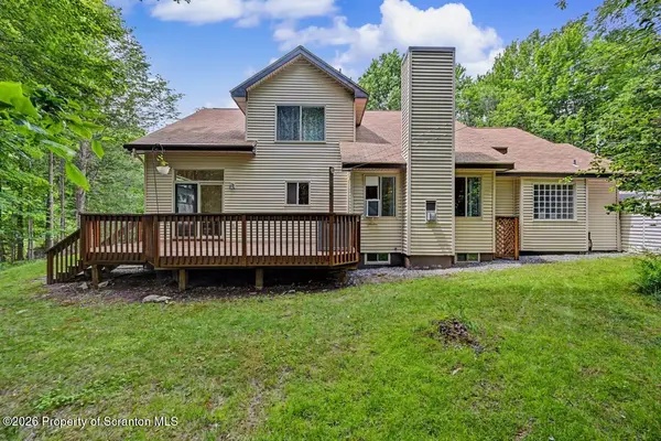 6 Blue Jay LN, Gouldsboro, PA 18424